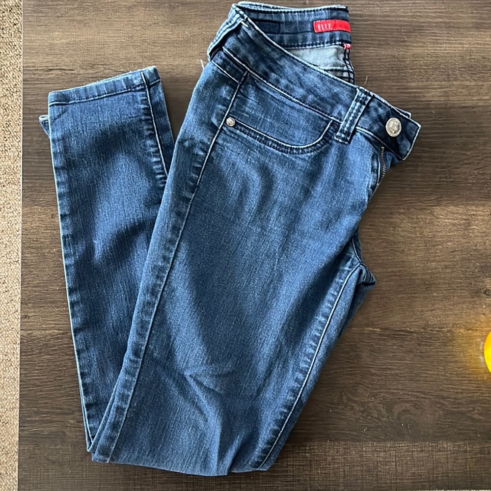 Elle womens denim skinny jeans size 2R. fantastic condition.
